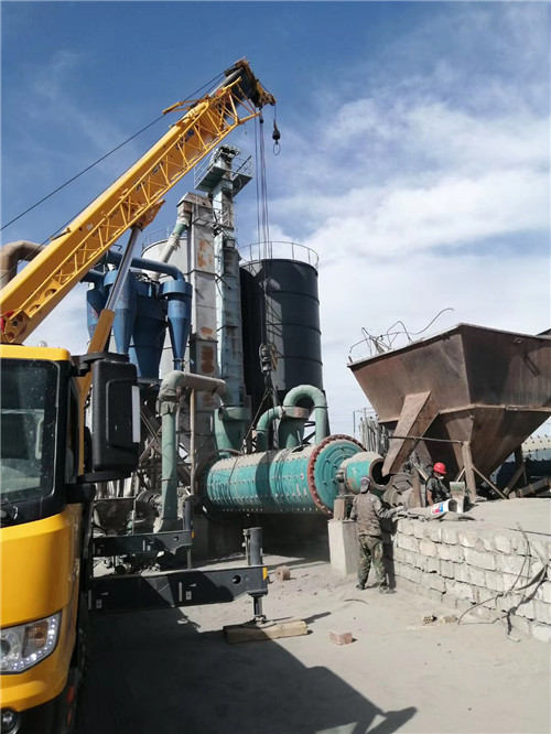 岳塘区设备搬运等各类工程项目中，吊车起着关键作用