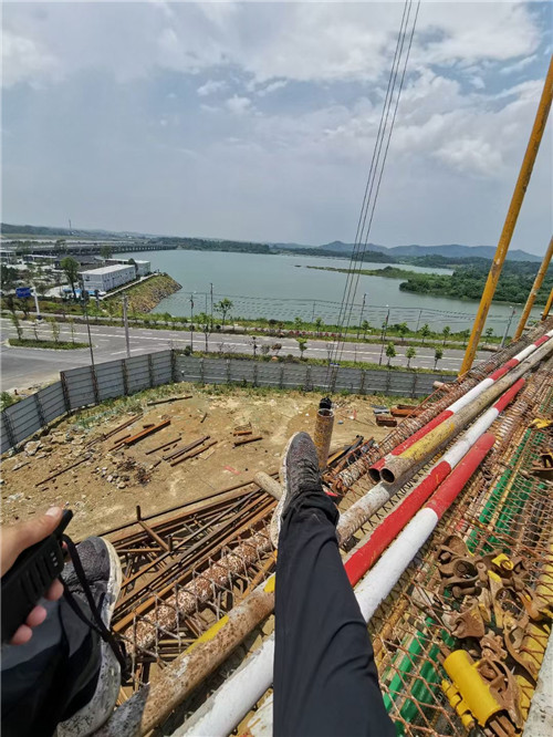 岳塘区作业中发生设备损坏或人员意外，责任怎么划分？