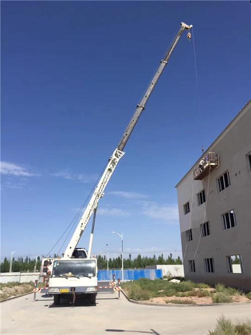 岳塘区“轻装强干”—— 吊车的 “轻量化臂架” 技术